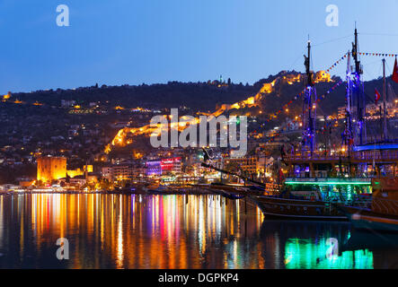 Kule Kizil, tour rouge, et murs de la forteresse d'Alanya Château avec le port à l'avant, Alanya, Turkish Riviera Banque D'Images