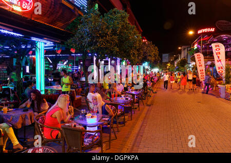 Des bars dans le centre-ville de nuit, Alanya, Turkish Riviera, Antalya Province, Région Méditerranéenne, Turquie Banque D'Images