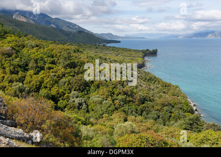 Côte nord dans le Parc National de Dilek, île de Samos sur la droite, le Parc National de Dilek, Kusadasi, Aydin province, région de l'Egée Banque D'Images