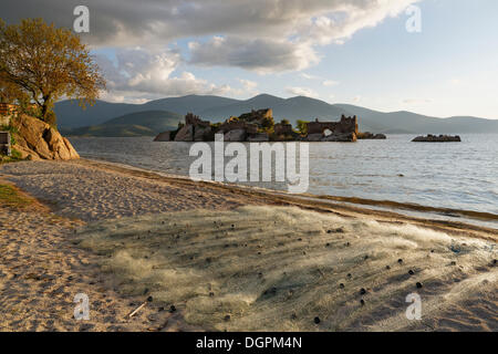 Filet de pêche sur la rive, Forteresse byzantine sur une île du lac, lac Bafa, Kapıkırı, Muğla Province, Région de l'Egée Banque D'Images