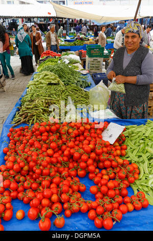 Stand de légumes, marché de producteurs, hebdomadaire, Muğla Muğla Province, Région de l'Egée, la Turquie Banque D'Images