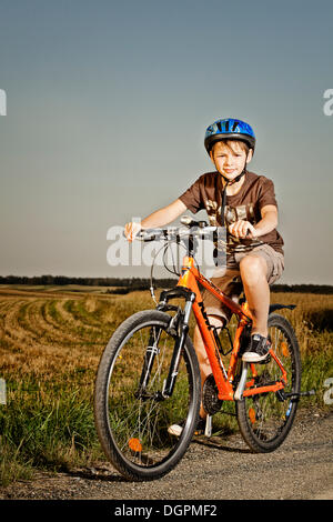 Boy riding un vélo de montagne Banque D'Images