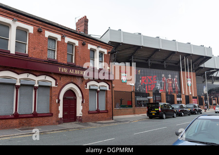 L'Albert pub sur Walton Breck Road en dehors de Liverpool FC. Les taxis attendent de prendre les visiteurs du stade dans le centre-ville. Banque D'Images