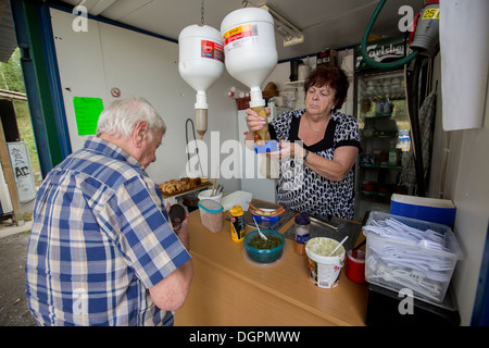 Les clients servis saucisses du un stand de hot-dog Banque D'Images