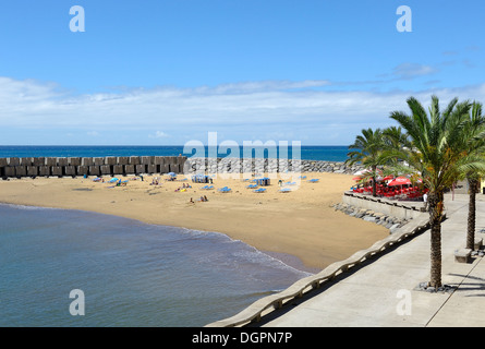 Madère au Portugal. L'homme fait dans le village de vacances de plage de Calheta Banque D'Images