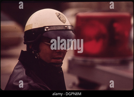 Un officier de police moto en service, montrant l'utilisation des motos par les forces de l'ordre pour les patrouilles urbaines et le contrôle de la circulation. Banque D'Images