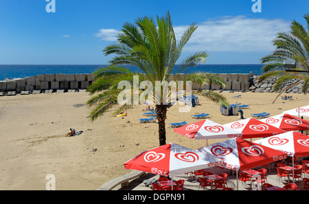 Madère au Portugal. L'homme fait dans le village de vacances de plage de Calheta Banque D'Images