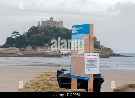 Penzance, Cornwall, UK . 24 Oct, 2013. Un chien est mort après avoir mangé une substance blanche qui sentait l'allume-feu sur une plage près de Penzance. Aujourd'hui les tests de laboratoire ont confirmé que la substance toxique non dégradé huiles ou matières grasses. Les propriétaires de chiens sont priés de garder leurs animaux loin de la substance, tandis que les entrepreneurs du Conseil face à la nettoyer. © Bob Sharples/Alamy Banque D'Images