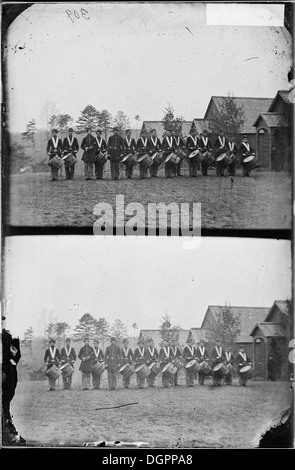 Cette photographie montre un corps de tambours régimentaires, une composante essentielle des bandes militaires qui ont accompli des fonctions cérémonielles et ont joué un rôle dans la tradition militaire et le moral. Banque D'Images