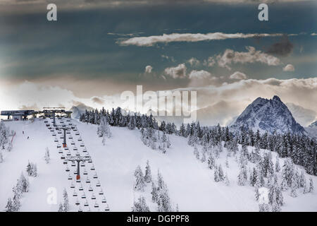 Télésiège sur Eiberg Montagne dans la station de ski Wilder Kaiser, sommet mondial de la Grosse Montagne Rettenstein, 2363m, sur la droite Banque D'Images