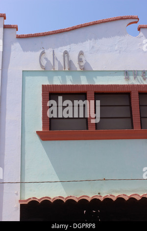 Avant de le cinéma Avenida (Sidi Ifni, Maroc) Banque D'Images