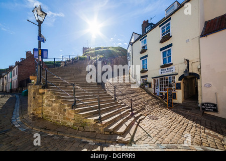 Les 199 marches à Whitby, North Yorkshire. Banque D'Images