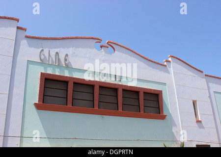 Avant de le cinéma Avenida (Sidi Ifni, Maroc) Banque D'Images