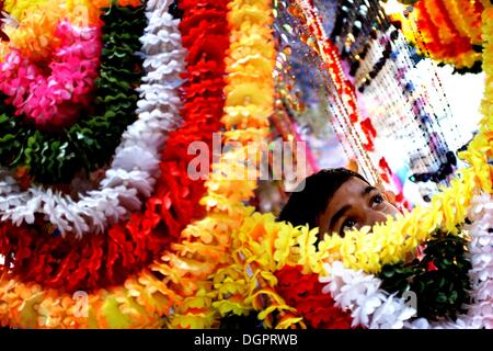 Kuala Lumpur, Malaisie. 23 Oct, 2013. Un enfant jouant autour de Diwali fleur en plastique pour la décoration à Jalan Tunku Abdul Ramhan sur Octobre 23, 2013 à la veille de la fête du Diwali. Diwali sera célébrée cette année le 2 novembre. Photo : Afif Abd Halim/NurPhoto (crédit Image : © Afif Abd Halim/NurPhoto ZUMAPRESS.com)/crédit : ZUMA Press, Inc./Alamy Live News Banque D'Images