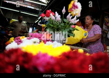 Kuala Lumpur, Malaisie. 23 Oct, 2013. Une femme fleur préparer son stand à Jalan Tunku Abdul Ramhan sur Octobre 23, 2013 à la veille de la fête du Diwali. Diwali sera célébrée cette année le 2 novembre. Photo : Afif Abd Halim/NurPhoto (crédit Image : © Afif Abd Halim/NurPhoto ZUMAPRESS.com)/crédit : ZUMA Press, Inc./Alamy Live News Banque D'Images