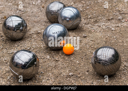 Une partie de pétanque entre 3 joueurs sans l'effet de flou . Banque D'Images