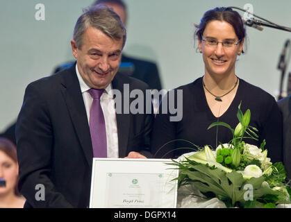 Nuremberg, Allemagne. 24 Oct, 2013. Compte rendu national soccer player et double champion du monde Birgit Prinz est nommé capitaine de l'équipe d'honneur et reçoit un certificat de président Wolfgang Niersbach dfb DFB durant la Bundestag, le plus haut conseil de l'Association allemande de football, qui se réunit tous les trois ans, au centre des congrès à Nuremberg, Allemagne, 24 octobre 2013. Photo : Daniel Karmann/dpa/Alamy Live News Banque D'Images