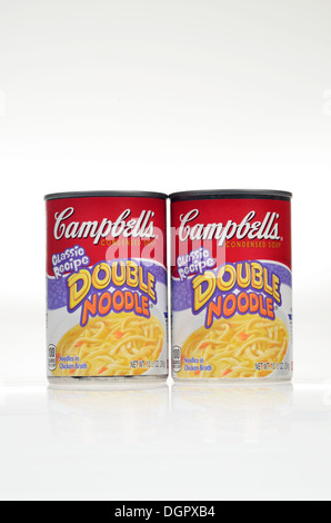 Boîtes non ouvertes de Campbell's soupe aux nouilles double sur fond blanc, isolé. Banque D'Images