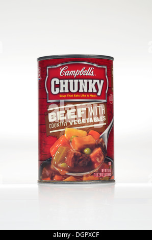 Étain non ouvert de Chunky de Campbell boeuf aux légumes Pays soupe sur fond blanc, découpe. Banque D'Images