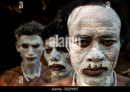 Les hommes leur visage peint au cours de Bédeille festival à l'ouest du Bengale, en Inde. Banque D'Images