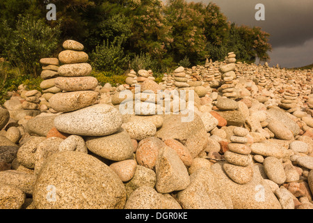 Tas de pierres sur la plage près de Peninnis Head, St Mary, Îles Scilly Banque D'Images