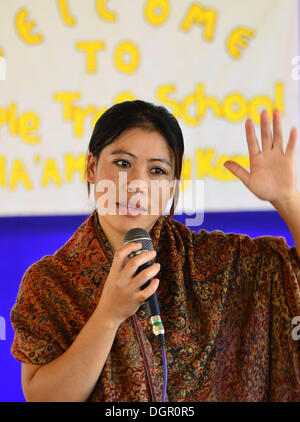 Le Nagaland, Inde. 24 Oct, 2013. Les femmes indiennes Boxing Champion et médaillé olympique, MC Mary Kom parler à l'enfant lors d'une interaction à l'école après l'Érable inaugurant le Niathu Festival Sport à Jodhpur, Inde du nord-est de l'état de Nagaland le Jeudi, Octobre 24, 2013 des militants de l'aga. groupe. Credit : ZUMA Press, Inc./Alamy Live News Banque D'Images