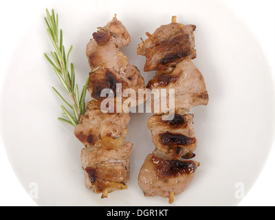 La viande grillée sur le bâton avec le paprika et le romarin Banque D'Images