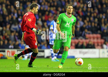 Wigan, UK. 24 Oct, 2013. Alexander Prudnikov du FC Rubin Kazan (Russie) passe par Scott Carson et marque contre Wigan lors de l'Europa League Groupe D match entre Wigan Athletic et Rubin Kazan du DW Stadium. Credit : Action Plus Sport/Alamy Live News Banque D'Images