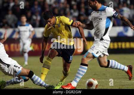 Apollon Limassol player Marios Stylianou et Lazio Ederson joueur lutte pour le ballon au cours de leur Ligue Europa match de football au stade du SGP à Nicosie, Chypre, le Jeudi, Octobre 24, 2013 Banque D'Images