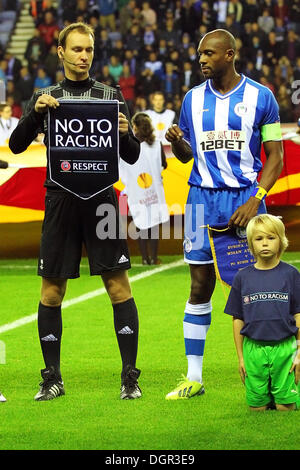 Wigan, UK. 24 Oct, 2013. L'arbitre soutient le Non au racisme banner lors de l'Europa League Groupe D match entre Wigan Athletic et Rubin Kazan du DW Stadium. Credit : Action Plus Sport/Alamy Live News Banque D'Images