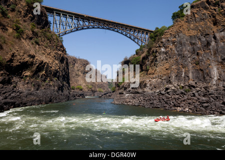 Sports extrêmes - touristes rafting au pot d'eau bouillante, pont de Victoria Falls, Chutes Victoria, Zambie, Afrique du Sud Banque D'Images