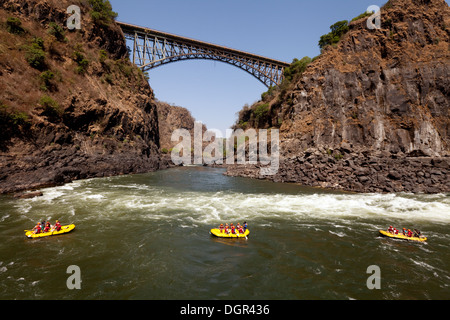 Rafting en eau vive sur les rapides de la rivière Zambèze aux chutes Victoria, frontière avec le Zimbabwe en Zambie, Afrique Banque D'Images