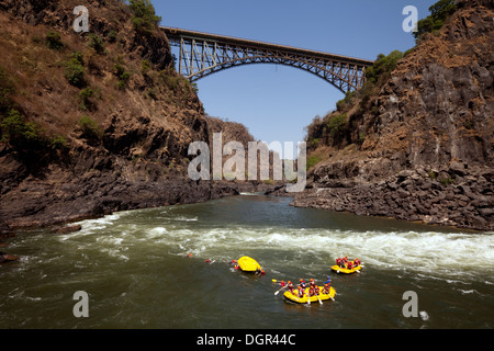 Voyage d'aventure, les gens le rafting sur le fleuve Zambèze au pont de Victoria Falls, Zambie, Afrique Banque D'Images