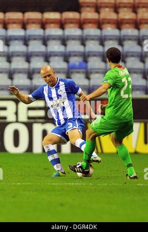 Wigan, UK. 24 Oct, 2013. Stephen Crainey de Roman Eremenko Wigan Athletic s'attaque du FC Rubin Kazan (Russie) lors de l'Europa League Groupe D match entre Wigan Athletic et Rubin Kazan du DW Stadium. Credit : Action Plus Sport/Alamy Live News Banque D'Images