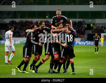 Leverkusen, Allemagne . 23 Oct, 2013. , Football, Football, Ligue des Champions , 3. Spieltag, Journée 3 , Bayer Leverkusen - Shaktar Donetsk 4-0 Bay - Arena à Leverkusen / Allemagne 23.10. 2013, 23 octobre 2013 Torjubel / jubilation LÉV 3-0 Sidney SAM (LEV 18) r mit / avec Heung -Min FILS (LEV) 2r und / et Stefan KIESSLING (LEV) oben 3r / 3r ci-dessus © Norbert schmidt/Alamy Live News Banque D'Images