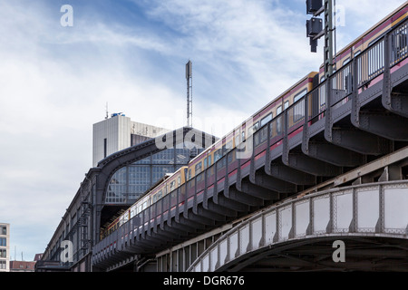 Train de traverser le pont et entrer dans la gare de S-bahn à Berlin, Friederichstrasse Banque D'Images