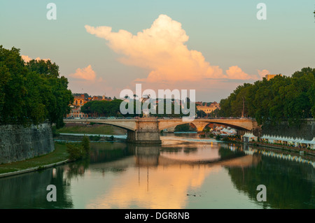 Coucher du soleil sur le Ponte Garibaldi, Rome, Latium, Italie Banque D'Images