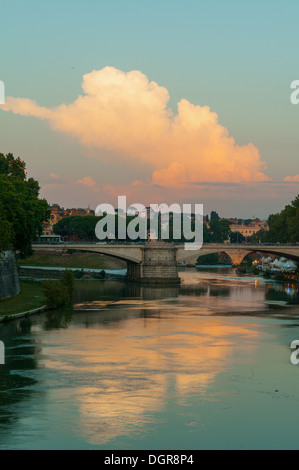 Coucher du soleil sur le Ponte Garibaldi, Rome, Latium, Italie Banque D'Images