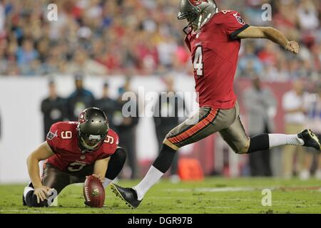 Tampa, Floride, USA. 24 Oct, 2013. DANIEL WALLACE | fois.Tampa Bay Buccaneers kicker Rian Lindell (4) Un coup 47- Cour partie objectif au cours du premier trimestre par rapport à l'Panthers au Stade Raymond James, le jeudi 24 octobre, 2013. © Daniel Wallace/Tampa Bay Times/ZUMAPRESS.com/Alamy Live News Banque D'Images