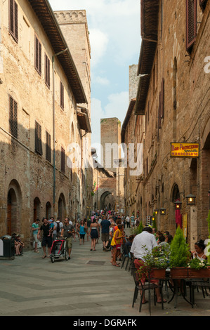 Via San Matteo, San Gimignano, Toscane, Italie Banque D'Images
