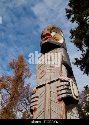 Un Kwaikiutl Totem sur l'Assemblée législative de l'Alberta, à Edmonton, Alberta, Canada. Banque D'Images