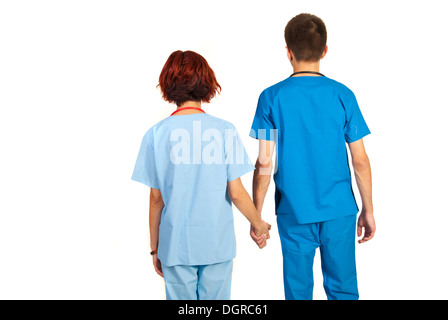 Retour de couple de médecins holding hands isolé sur fond blanc Banque D'Images