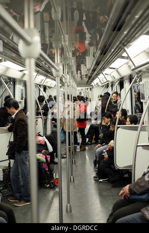 À l'intérieur d'un train de métro de Shanghai, Chine Banque D'Images