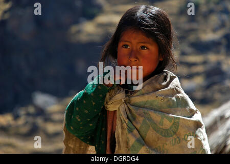 Pauvre fille des peuples autochtones vêtus de haillons, portrait, près de Cusco, les Andes, le Pérou, Amérique du Sud Banque D'Images