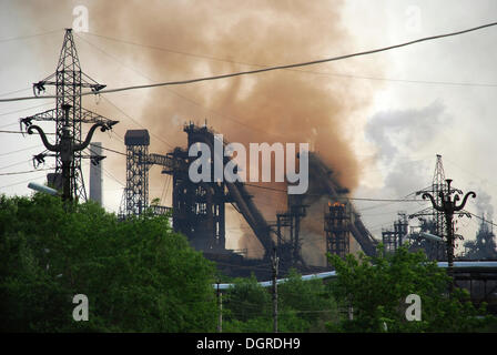 La fumée s'élevant d'une installation industrielle dans la région de l'industrie lourde de Magnitogorsk, Russie, l'Eurasie Banque D'Images