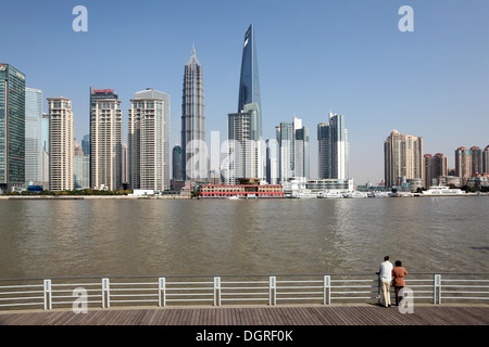 L'horizon de Pudong comme vu du Bund, Shanghai, Chine Banque D'Images