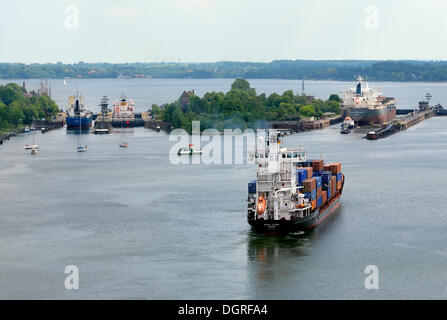 Trafic maritime à l'écluse de Holtenau, canal de Kiel, Kiel, Schleswig-Holstein Banque D'Images