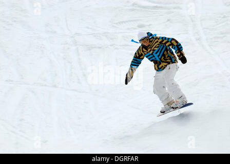 Snowboarder en action, comme centre de ski d'été folgefonn, glacier folgefonna, Norvège, Europe Banque D'Images
