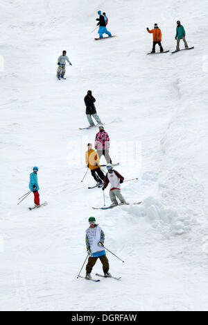 Les skieurs en action, comme centre de ski d'été folgefonn, glacier folgefonna, Norvège, Europe Banque D'Images