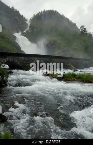 Cascade de Låtefoss au bord de la Hardangervidda, au sud d'Odda, province de Hordaland, Norvège, Europe Banque D'Images